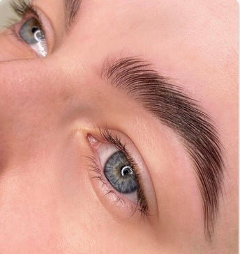 „Augenbrauen formen mit professionellem Brow-Lifting in Hannover“