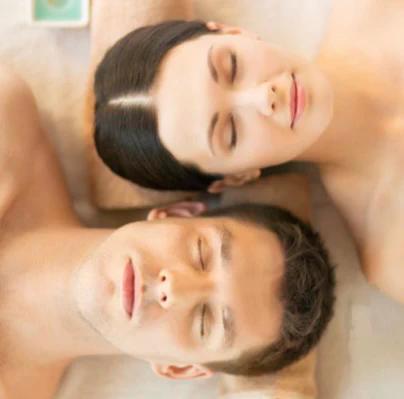 Entspannende Gesichtsmaske innerhalb der klassischen Kosmetikbehandlung in Hannover. Bildname: hauttypgerechte-kosmetikbehandlung-hannover-elsa-cosmetic