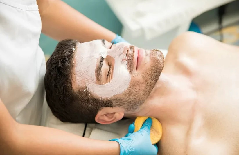 „Entspannende Gesichtsmassage für Männer während der Beautybehandlung in Hannover“