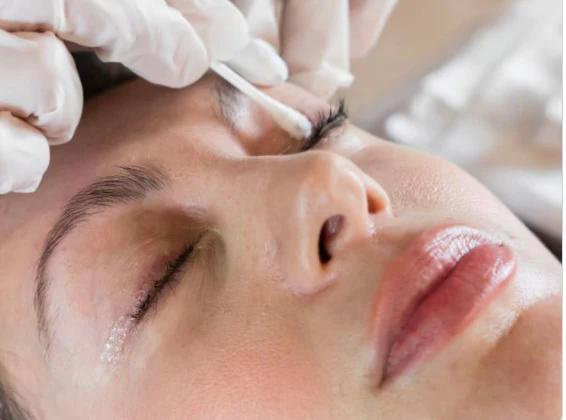 Gründliche Reinigung und sanftes Peeling als Teil der klassischen Gesichtskosmetik bei Elsa Cosmetic Hannover.